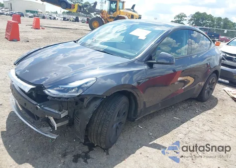 2024 Tesla Model Y Long Range Dual Motor All-Wheel Drive/Rwd z USA, uszkodzony, nr VIN 7SAYGDED2RA310411